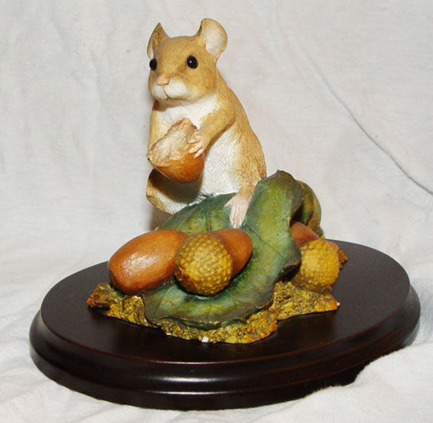 Image de MOUSE COLLECTING ACORNS