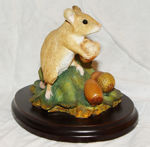 Image de MOUSE COLLECTING ACORNS