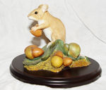 Image de MOUSE COLLECTING ACORNS
