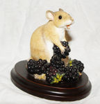 Picture of MOUSE ETATING BERRIES